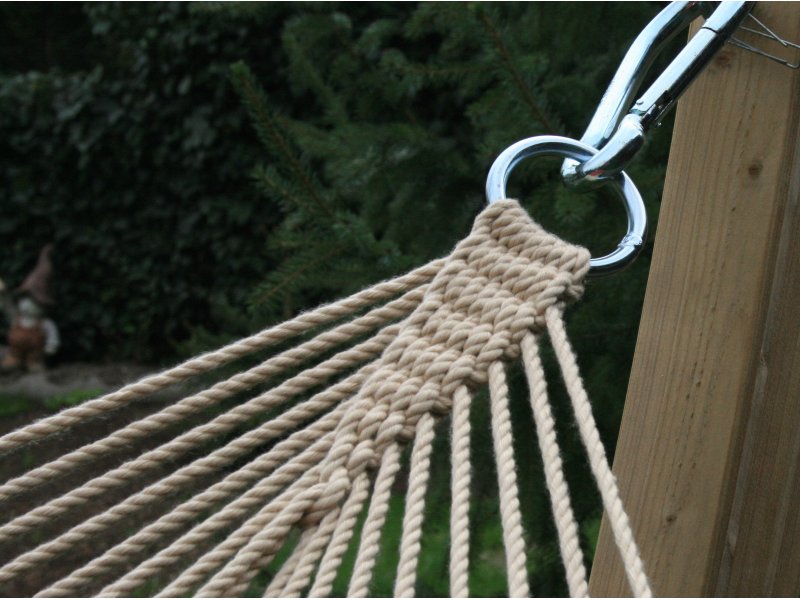 Συστημα τοποθετησης αιώρα με ξυλο με μεταλλικο στηριγμα και πολλα σχοινια 